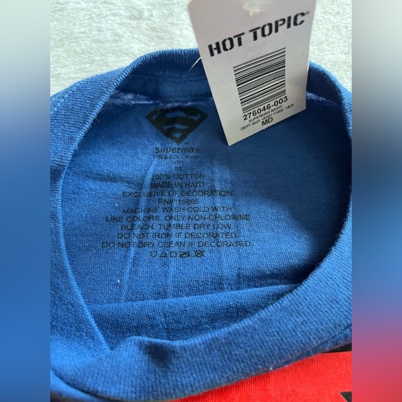 NWT Superman graphic tshirt from Hot Topic size Medium - Picture 4 of 4